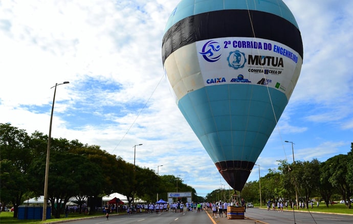 foto voo cativo balao colorido